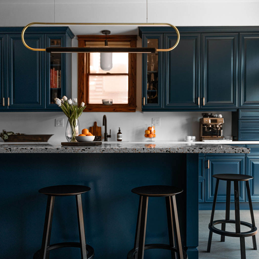 hollis-morris link horizontal pendant w.oak black brass kitchen blue