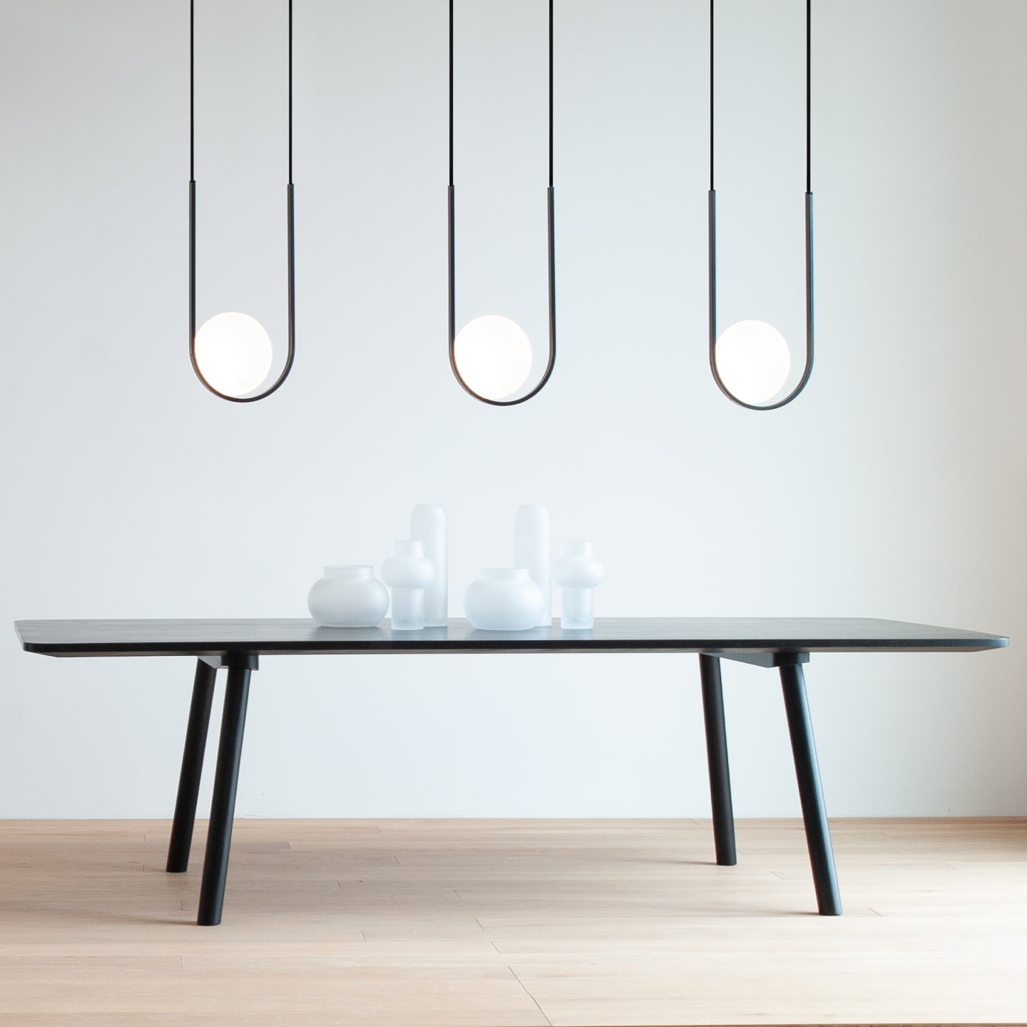 hollis morris sterling dining table w.oak black apogee pendant black