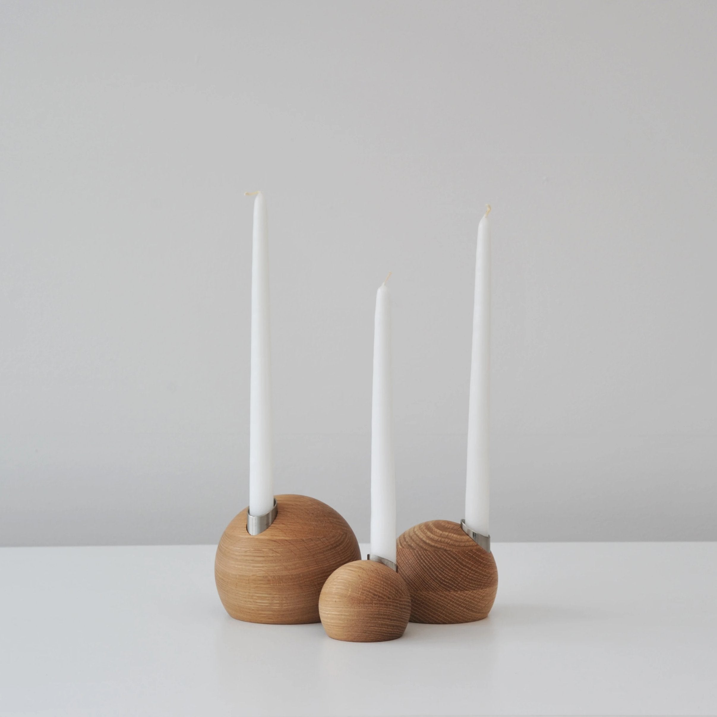 hollis morris pebble candle holder w.oak natural stainless