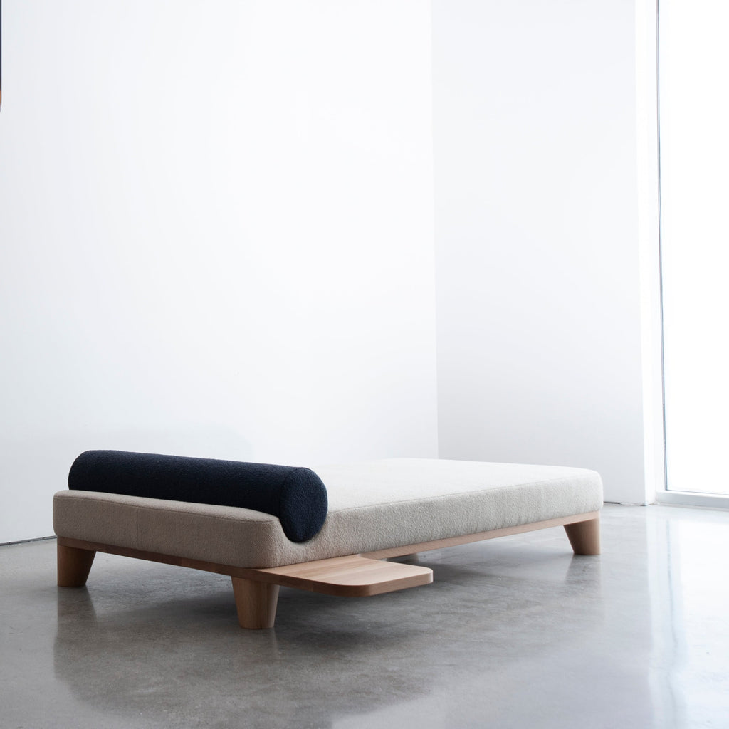 hollis morris swell daybed w.oak natural navy cushion